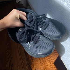 Brook’s Adrenaline GTS 22 Women's road-running shoes